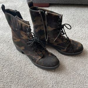 camouflage army pattern combat boots in women’s size 7.5